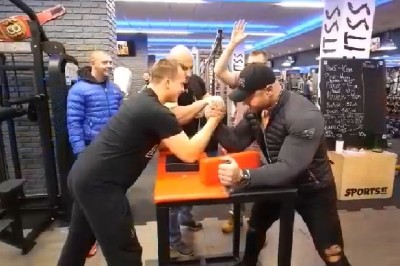 Napakowany ziomek kontra chudszy. Nieudane otwarcie siłowni w Białymstoku