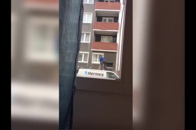 Ten kurier przebił wszystkich. Rzut przesyłką na balkon mieszkania