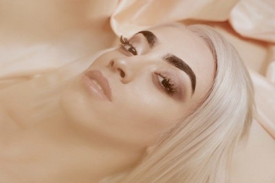 Francuzi wybrali kto będzie ich reprezentował na Eurowizji. Porównują go do Conchity Wurst 