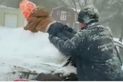 Wziął syna na ręce i odśnieżył nim samochód. Te nagranie wzbudziło  kontrowersje w sieci 