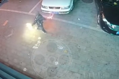 Dzieciak wysadza chodnik podczas zabawy fajerwerkami. Miał sporo szczęścia