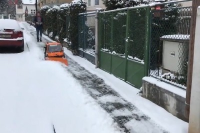 Sąsiad i jego rewelacyjny sprzęt do odśnieżania. Człowiek tylko czeka na zimę