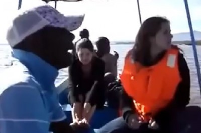 Płyniesz sobie spokojnie łódką, a tu nagle taka akcja. Majty pełne