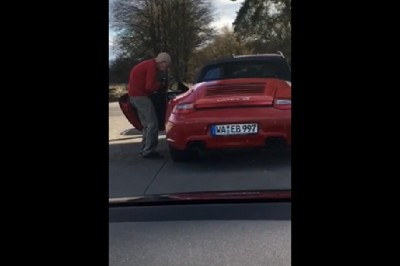 Dziadek w Porsche na stacji benzynowej. Ledwo chodzi, ale jeździ 