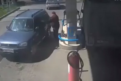 Tadziu poświecił sobie zapalniczką do baku na stacji paliw. Nagranie z jego akcji 