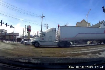 Połamana naczepa na środku skrzyżowania. Czyli złe rozmieszczenie towaru