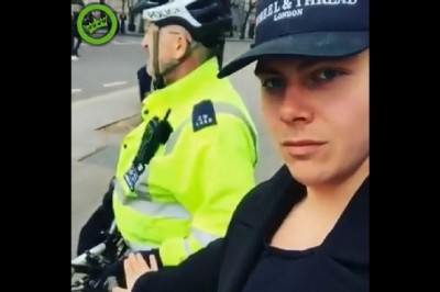 Ziomek robi sobie jaja na mieście ze stróżów prawa i nagrywa śmieszne filmiki