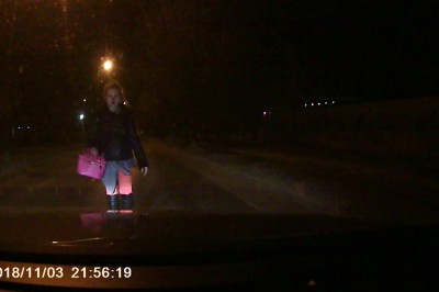 Nagranie jak porobiona Karyna kradnie znaczek BMW na środku drogi