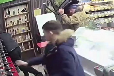 Szybko pożałował napadu na sklep. Klient i właściciel obezwładniają typa