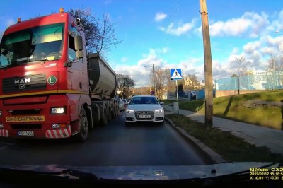 Szybka lekcja dla cwaniaka z Audi w Poznaniu. Tak chciał omijać korek