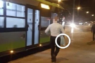 Kierowca autobusu zatrzymał się na drodze, zamknął pasażerów i pobiegł do Żabki. Po chwili wrócił z pełną siatką