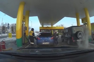 Pracownik stacji przyłapany na okradaniu klienta podczas tankowania