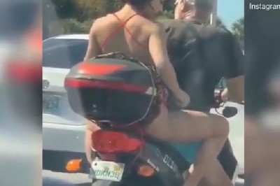 Zaczęła golić nogi jadąc na motocyklu. Kiedy jedziesz na plażę i musisz dobrze wyglądać