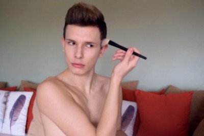 Naturalny makijaż dla chłopaka to coś w czym można wyjść na ulicę? Nowa moda czy fanaberia?