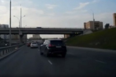 Najpierw spowodowała kolizję, później zaparkowała na środku autostrady