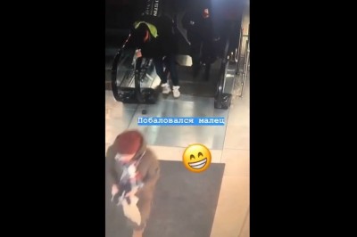 Przed wejściem do sklepu proszę ściągać buty. Zdziwiony klient centrum handlowego