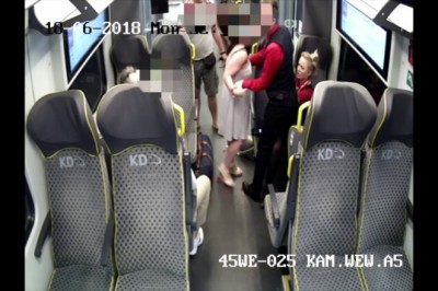 Żenująca akcja Karyny w pociągu. Nagranie jak wystartowała do konduktorów