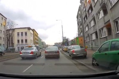 Wkurzony taksówkarz powoduje kolizję, bo na niego trąbiono - Sosnowiec