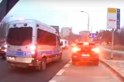 Policja naprawia zepsutego SUVa na przystanku w Warszawie