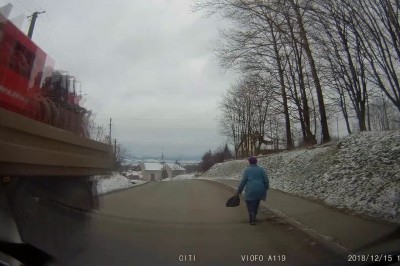 Wkurzony kierowca kontra babcia na drodze. Jej przepisy nie obowiązują