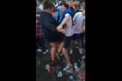 Dostał z kolana prosto w jajca. Tak się kończy nieudany podryw dziewczyny na koncercie