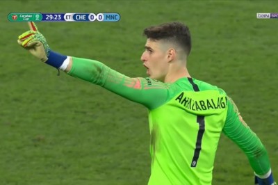 Bramkarz Chelsea odmawia zejścia z boiska w finale Pucharu Ligi Angielskiej