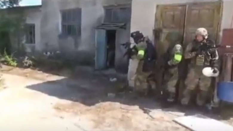 Grupa antyterrorystów w akcji. Gdy użyjesz za mocnego ładunku wybuchowego