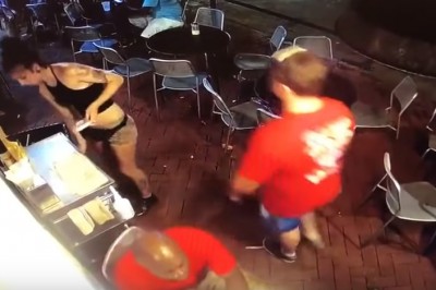 Złapał kelnerkę tam gdzie nie powinien. Gość szybko pożałował swojej decyzji