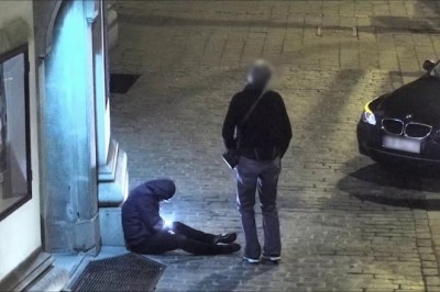 Taksówkarz zawinął mu telefon komórkowy bez żadnych skrupułów. Nagranie z monitoringu w Krakowie