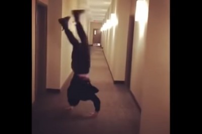 Sam się poskładał w kilka sekund. Czyli dlaczego lepiej nie szaleć na hotelowym korytarzu