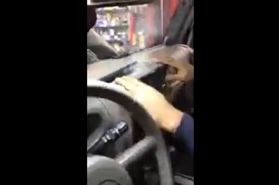 Szybka akcja wyciągania palącego się radia z samochodu