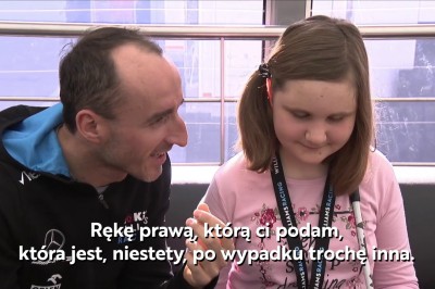 Wyluzowany Kubica spotyka się z niewidomą fanką. Szacun za dystans do siebie