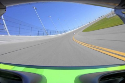 Pękniecie opony przy 290 km/h i reakcja kierowcy. Tak się utrzymuje kontrolę nad pojazdem