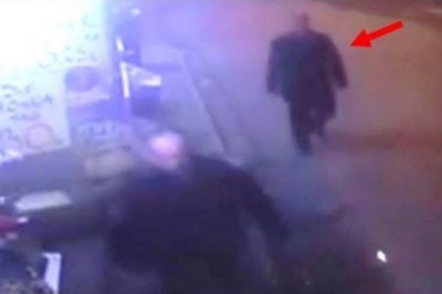 Uratował życie przypadkowemu facetowi dotykając go w ramię. Wszystko nagrała kamera