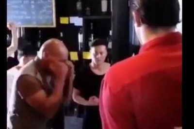 52-letni Mike Tyson daje pokaz w barze. Szybkości mógłby mu pozazdrościć niejeden młodzik