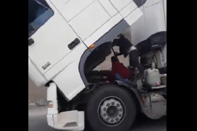 Naprawiali TIRa w czasie jazdy. Dwóch mechaników rozwaliło system swoją akcją