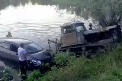 Mati spychaczem tera, dawaj. Czyli jak to trzech typów wyciągało auto z jeziora