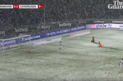 Kuriozum w Bundeslidze. Strzał do pustej bramki zablokowany przez śnieg
