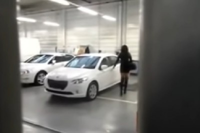 Blondyna z brunetką odbierają auto z serwisu. Pracownicy nagrali tą akcję