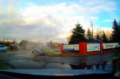 Janusz w Passacie i jego wodowowanie w rowie po nieudanym manewrze na skrzyżowaniu