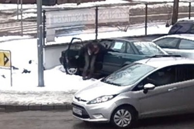 Porobiony kierowca włamuje się do samochodu, wjeżdża w budynek i ucieka - Lublin