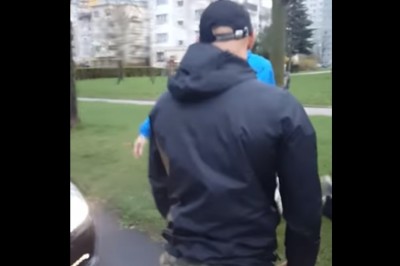 Konkretna akcja na osiedlu. Typ z Mercedesa kontra chłopaki na chodniku