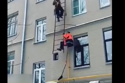 Tak  Edek z Tadkiem chcieli wejść na dach po drabinie. Szefie my to zaraz zrobimy