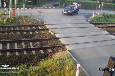 Wjechał osobówką prosto pod pociąg towarowy. PKP udostępnia film z przejazdu