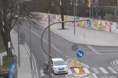 Miejski monitoring nagrał potrącenie rowerzysty na pasach w Goleniowie 