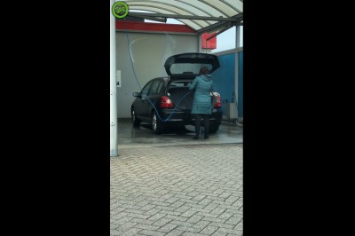 Mąż będzie z niej dumny. Pani w myjni samochodowej pierze tapicerkę