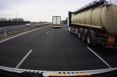 TIR wjechał w busa na S8. Dwóch gości oszukało przeznaczenie