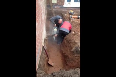 Mietek i jego rutyna w pracy z piłą. O mało nie zostawił tam zębów 