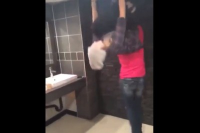 Dwie dziewczyny kontra sufit. Szybko pożałowała swojego zachowania w toalecie 