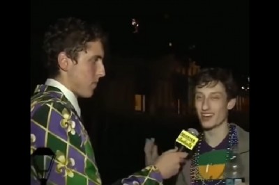 Gość podczas wywiadu zdradza z kim był pierwszy raz. Chyba tego nie żałuje